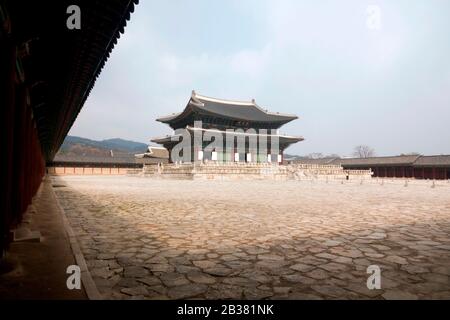 Gyeongbokgung, 4. März 2020: Der Gyeongbokgung-Palast wird in Seoul, Südkorea, unbewachsen gesehen. Gyeongbok Palace, der wichtigste Königspalast der Joseon-Dynastie, der 1395 erbaut wurde, ist einer der beliebtesten und überfüllten Orte für Touristen und Einheimische, die in Seoul zu Besuch sind. Südkoreas COVID-19-Kaseload überschritt am Mittwoch 5.600. Etwa 60 Prozent der bestätigten Fälle sind mit einem Zweig der religiösen Sekte Shincheonji in Daegu mit 2,5 Millionen Einwohnern verbunden. Credit: Lee Jae-Won/AFLO/Alamy Live News Stockfoto