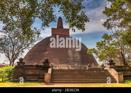 Die Jetavaranama Dagoba Stupa, die eine kontinuierliche Wartung bei Anuradhapura in Sri Lanka. Die jetavanaramaya ist ein Stupa oder Buddhistischen Reliquiar mon Stockfoto