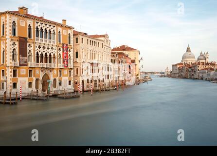 Blick auf Den Kanal von der Accademia-Brücke, Venedig, Venetien, Italien. Stockfoto