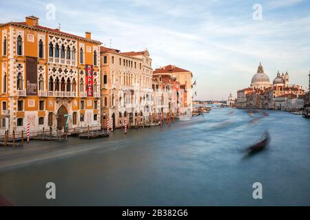 Blick auf Den Canal Grande von der Brücke Accademia, Venedig, Venetien und Italien. Stockfoto