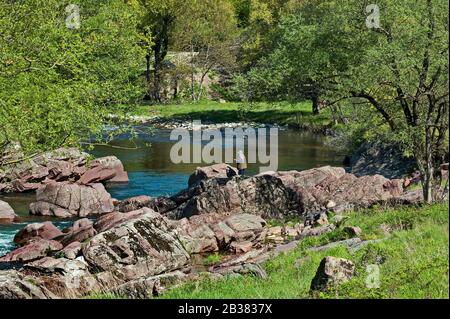 Wundervolle Natur mit dem Bergfluss Vit, der in einem schönen Bett zu großen Felsen und Anglern in der Nähe von Teteven Stadt, Bulgarien, Europa fließt Stockfoto