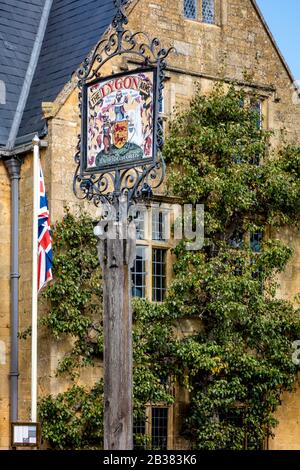 Wegweiser und Fassade des historischen Lygon Arms Hotel (Circ. 1300), Broadway, Worcestershire, England, Großbritannien Stockfoto