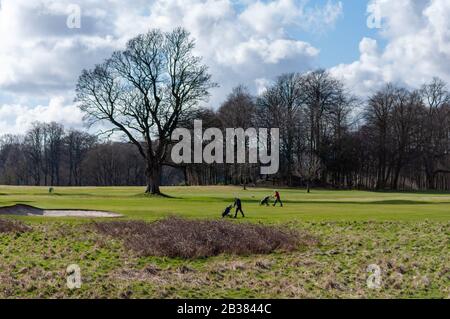 Glasgow, Schottland, Großbritannien. März 2020. Wetter in Großbritannien: Golfer, die den Frühlingssonnen im Golfclub Pollok genießen. Kredit: Skully/Alamy Live News Stockfoto