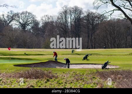 Glasgow, Schottland, Großbritannien. März 2020. Wetter in Großbritannien: Golfer, die den Frühlingssonnen im Golfclub Pollok genießen. Kredit: Skully/Alamy Live News Stockfoto