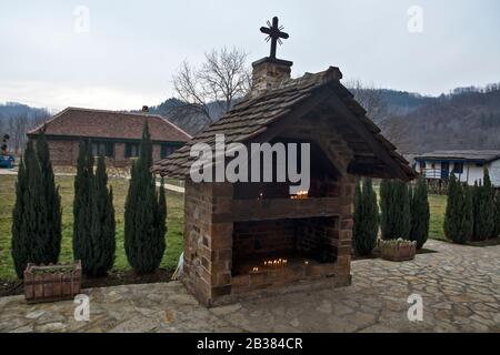 Koviljaca Spa, Sunny River, 26. Januar 2019. Ein Sakralbau neben einer kleinen Kirche, in dem Gläubige Kerzen für die lebenden und die Toten entzünden. Stockfoto