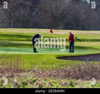 Glasgow, Schottland, Großbritannien. März 2020. Wetter in Großbritannien: Golfer, die den Frühlingssonnen im Golfclub Pollok genießen. Kredit: Skully/Alamy Live News Stockfoto