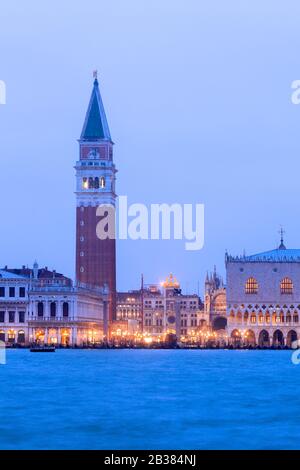 Blick vom Bacino di San Marco auf den Markusplatz mit dem Campanile Torre dell Orologio und dem Dogenpalast, Venedig, Venetien, Italien Stockfoto
