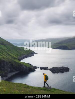 Dramatischen Blick auf grünen Hügeln von Vagar Insel und Sorvagur Stadt auf Hintergrund. Färöer, Dänemark. Landschaftsfotografie Stockfoto