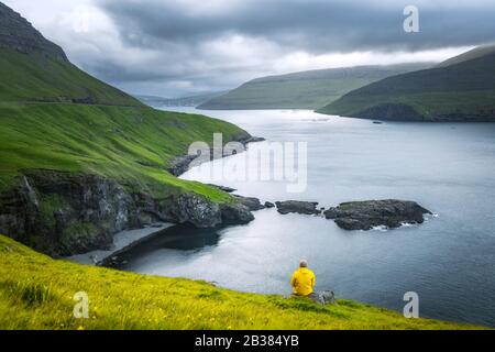 Dramatischen Blick auf grünen Hügeln von Vagar Insel und Sorvagur Stadt auf Hintergrund. Färöer, Dänemark. Landschaftsfotografie Stockfoto