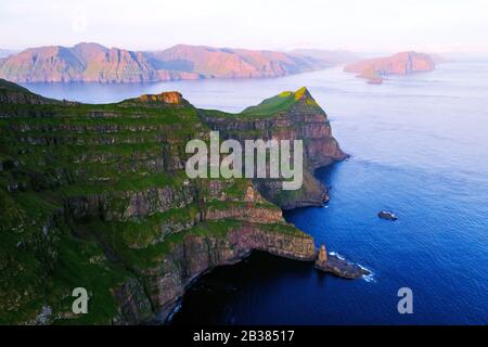 Majestätische Alaberg-Klippen auf Mykines Insel, den Färöern. Landschaftsfotografie Stockfoto