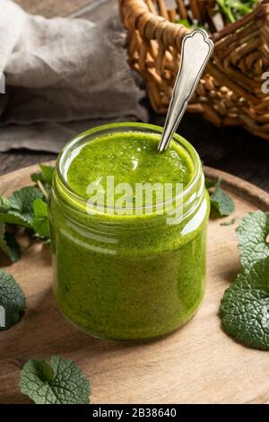 Pesto aus jungen Blättern aus Knoblauchsenf oder Alliaria petiolata - eine wilde essbare Pflanze, die im Frühjahr wächst Stockfoto