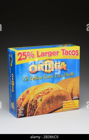 Irvine, CA - 21. Januar 2013: Eine Schachtel mit 12 Zählern aus den ortega Taco Gelbkornschalen. Die Schalen werden zu 100 % aus Vollkorn hergestellt. Stockfoto