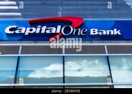 New York City, USA - 4. August 2018: Fassade einer Zweigstelle der Capital One Bank in Harlem, Manhattan, New York City, USA Stockfoto