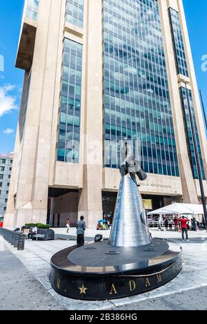 New York City, USA - 4. August 2018: Fassade des Adam Clayton Powell Jr. State Office Building und seine Bronzeplastik mit Menschen in Harlem Stockfoto