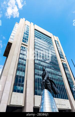 New York City, USA - 4. August 2018: Fassade des Adam Clayton Powell Jr. State Office Building und seiner Bronzeplastik in Harlem, Manhattan, New Yo Stockfoto