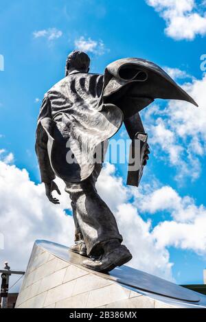 New York City, USA - 4. August 2018: Bronzeplastik von Adam Clayton Powell Jr. in Harlem, Manhattan, New York City, USA Stockfoto