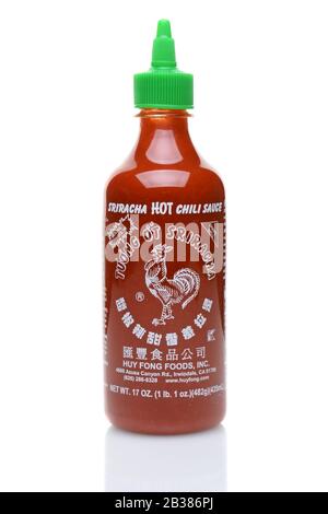 Irvine, KALIFORNIEN - 14. JULI 2014: Eine Flasche Sriracha Hot Chili Sauce. Von Huy Fong Foods wurde das Unternehmen von Nachbarn beschuldigt, sie ruiniert zu haben Stockfoto