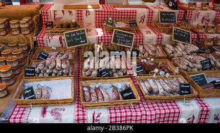 Nizza, Frankreich - 14. Mai 2015: Verschiedene Arten von getrockneten Salami zum Verkauf auf dem Cours Saleya Markt in der Altstadt von Nizza, Frankreich Stockfoto