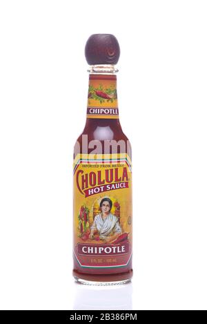 Irvine, KALIFORNIEN - 23. MAI 2018: Eine Flasche Cholula Chipolte heiße Soße. Eine heiße Sauce auf Chilischußbasis, hergestellt in Chapala, Jalisco, Mexiko, und Läuse Stockfoto
