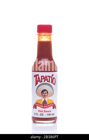 Irvine, KALIFORNIEN - 23. MAI 2018: Eine Flasche Tapatio Hot Sauce, produziert in Vernon, Kalifornien. Stockfoto