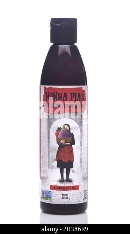 Irvine, KALIFORNIEN - 23. MAI 2018: Eine Flasche Nonna Pias Strawberry Fig Balsamic Reduktion. Nonna Pias hat seinen Sitz in Whistler, British Columbia. Stockfoto