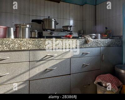 März 2020 Small House Interior Shoing Kitchen of Middle Class in Kalyan Mumbai, Maharashtra, Indien asien Stockfoto