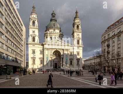 Stephansdom an einem warmen Wintertag in Budapest, Ungarn Stockfoto