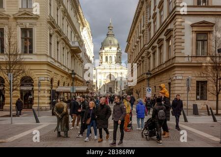 Touristen, die auf der Straße laufen, die zur Stephansbasilika in Budapest, Ungarn führt Stockfoto