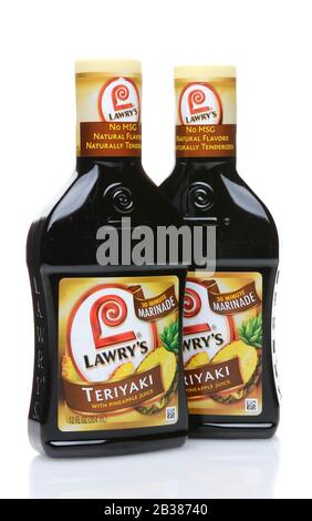 Irvine, CA - 23. JUNI 2014: Zwei Flaschen Teriyaki-Marinade von Lawry. Die Marke McCormick & Company hat ihren Anfang bei The Lawry's The Prime R gemacht Stockfoto