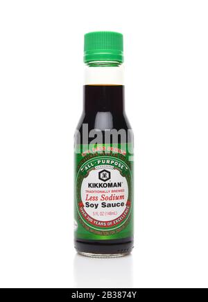 Irvine, KALIFORNIEN - 20. AUGUST 2019: Eine Flasche Kikkoman Soy-Sauce mit Weniger Sodium. Stockfoto