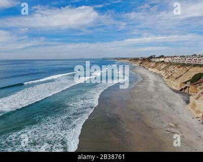 Luftansicht von Solana Beach und Cliff, kalifornischer Küstenstrand mit blauem Pazifischen Ozean. San Diego County, Kalifornien, USA Stockfoto