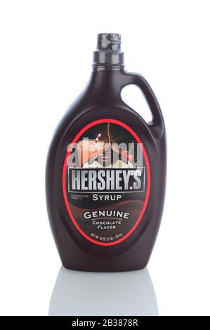 Irvine, CA - 11. Januar 2013: Eine 48-Unze-Flasche Hersheys Schokoladensirup. Die Hershey Company ist der größte Schokoladenhersteller in Nordamerika Stockfoto