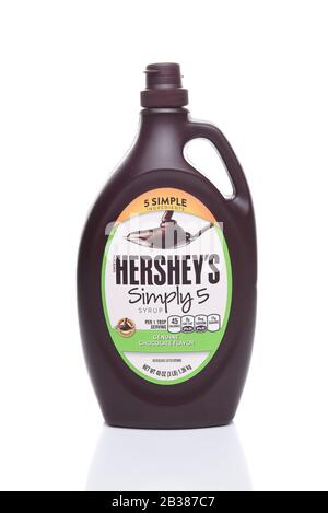 Irvine, KALIFORNIEN - 21. AUGUST 2017: Hersheys Einfach 5 Sirup. Hersheys neuer Ersatz für ihren traditionellen Schokoladensirup durch alle gentechnisch nicht gentechnisch veränderten Produkte Stockfoto