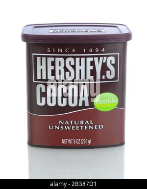 Irvine, CA - 11. Januar 2013: A 8 oz. CAN of Hershey's Cocoa. Die Hershey Company ist der größte Schokoladenhersteller in Nordamerika. Stockfoto