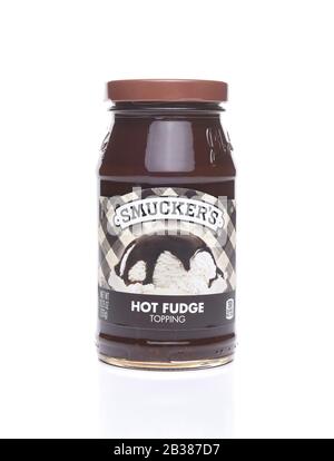 Irvine, KALIFORNIEN - 21. AUGUST 2017: Smokers Hot Fudge Topping. Smucker bietet eine breite Palette an Fruchtaufstrichen, Eiscreme-Toppings, Sirupen, Erdnussfächern Stockfoto