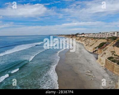 Luftansicht von Solana Beach und Cliff, kalifornischer Küstenstrand mit blauem Pazifischen Ozean. San Diego County, Kalifornien, USA Stockfoto