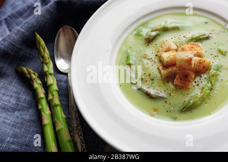 Spargel Suppe in Weiß Schüssel Nahaufnahme. Essen Fotografie Stockfoto