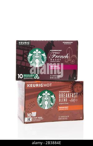 Irvine, KALIFORNIEN - 03 DEC 2019: Zwei Kisten Keurig K-Cup Kaffeepads mit Starbucks Aromen French Roast und Breakfast Blend. Stockfoto