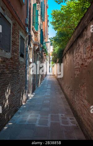 Venedigs schmalste Straße zwischen Ziegelmauern, Italien Stockfoto