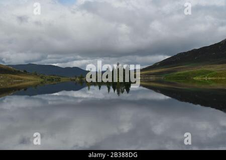 Reflexionen im Loch Tarff in der Nähe von Loch Ness. Schottland Stockfoto