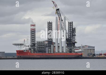 Die Pacific Orca beladen sich mit Komponenten der Windenergieanlage im Cromarty Firth. Schottland. Stockfoto