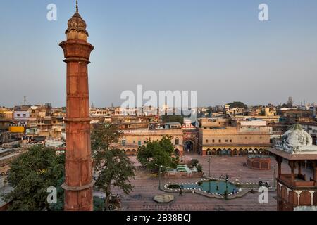 Blick von Fatehpuri Masjid auf den Innenhof, Den Old Dehli Gewürzmarkt, Delhi, Indien Stockfoto