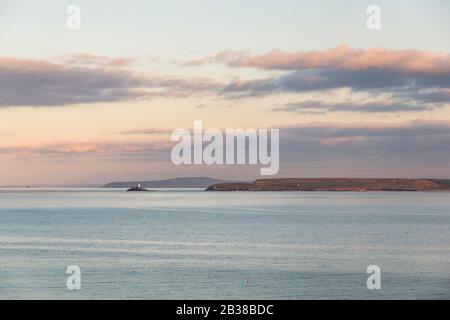Sonnenuntergang von St Ives mit Blick auf Godrevy Lighthouse Stockfoto