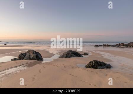 Sonnenuntergang vom Porthmeor Beach, St Ives, mit Blick auf die Insel Stockfoto