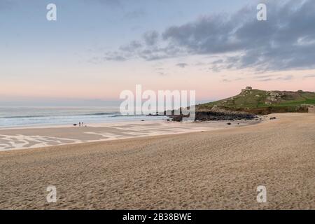 Sonnenuntergang vom Porthmeor Beach, St Ives, mit Blick auf die Insel Stockfoto