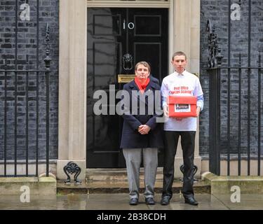 Downing Street, London, Großbritannien. März 2020. Chris Head, der eine Petition zum Skandal um den Horizont der Post startete, wird von Kate Osborne, Labour-Abgeordnete für Jarrow, begleitet. Es gibt nun steigende Forderungen nach einer Untersuchung des fehlerhaften IT-Systems der Post, die dazu führte, dass in den letzten 20 Jahren mehrere Unterpostmeister wegen Verbrechen, die sie nicht in Bezug auf Diebstahl und falsche Buchführung begangen haben, ins Gefängnis geschickt wurden. Kredit: Imageplotter/Alamy Live News Stockfoto