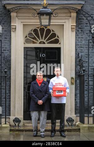 Downing Street, London, Großbritannien. März 2020. Chris Head, der eine Petition zum Skandal um den Horizont der Post startete, wird von Kate Osborne, Labour-Abgeordnete für Jarrow, begleitet. Es gibt nun steigende Forderungen nach einer Untersuchung des fehlerhaften IT-Systems der Post, die dazu führte, dass in den letzten 20 Jahren mehrere Unterpostmeister wegen Verbrechen, die sie nicht in Bezug auf Diebstahl und falsche Buchführung begangen haben, ins Gefängnis geschickt wurden. Kredit: Imageplotter/Alamy Live News Stockfoto