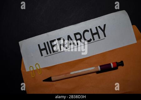 Hierarchie in braunem Umschlag auf dem Office Desk isoliert Stockfoto