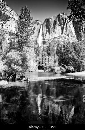 Schwarz-Weiß-Bild des unteren Wasserfalls, Cook Meadow Yosemite National Park, in der westlichen Sierra Nevada, Zentralkalifornien, Amerika Stockfoto