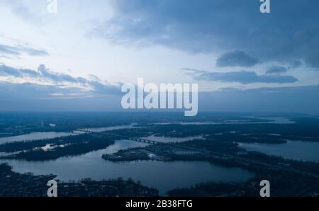 Wunderschöner Panoramablick auf den Fluss Dnjeper und die Nordbrücke oder Moskau-Brücke vom linken Ufer aus. Stockfoto